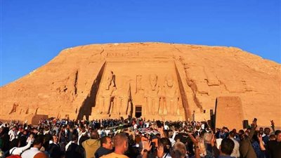 4000 سائح مصري وأجنبي يشهدون ظاهرة تعامد الشمس بأبوسمبل