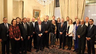 سفير مصر في هولندا يلتقي بكبرى الشركات تحضيرا لمؤتمر المناخ