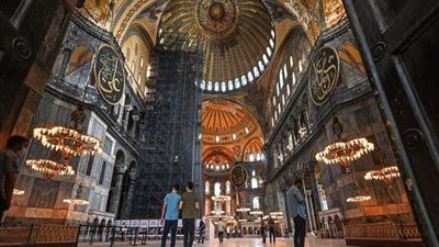 شاهد.. كيف تاجر أردوغان بالمبنى الأثري 