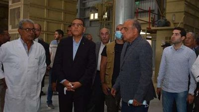 وزير قطاع الأعمال يتفقد محلج الزقازيق المطور ومعصرة زيت بذرة القطن