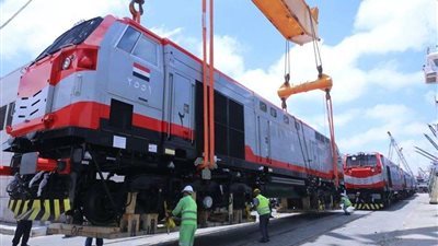 مصر تتسلم الدفعة الثانية من العربات الروسية على رصيف ميناء الإسكندرية