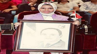 تقديرا لمجهوداته في مبادرة حياة كريمة.. طالبة جامعية من ذوي القدرات تعبر عن حبها للرئيس السيسي بطريقة خاصة