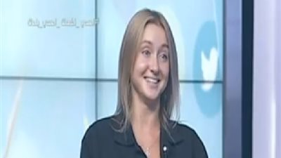 فتاة روسية تقبل حماتها المصرية على الهواء.. فيديو