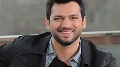 الفنان التركي مراد  يلدريم بأجواء رومانسية مع زوجته