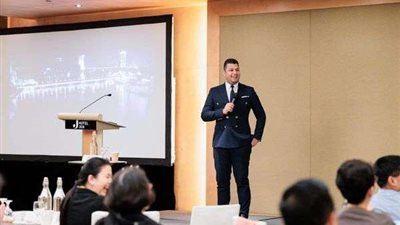 محمد ممدوح يستعرض مكتسبات الدولة المصرية أمام وفد رفيع المستوى في سنغافورة