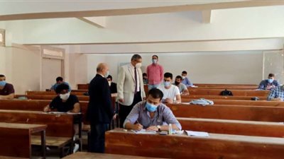 نائب رئيس جامعة بنها يتفقد سير الامتحانات بكليات التجارة والعلوم