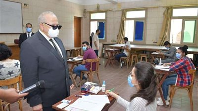 الخشت يتفقد لجان الامتحانات في 4 كليات ويطمئن على تطبيق الإجراءات الاحترازية