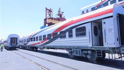 وزير النقل يعلن وصول دفعة جديدة من عربات ركاب السكك الحديدية (صور)