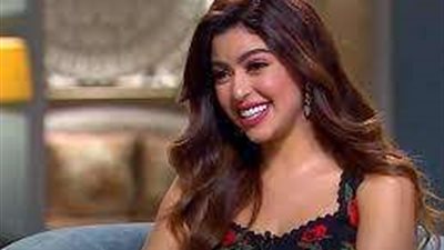 ميرنا جميل تستعرض لياقتها علي حمام السباحة في أحدث ظهور لها