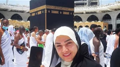 من أمام الكعبة.. روجينا تروج لمسلسلها الجديد 