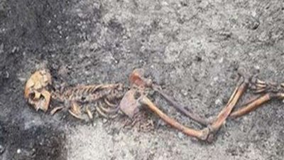 يداه مقيدتين.. تفاصيل العثور على هيكل عظمي من العصر الحديدي