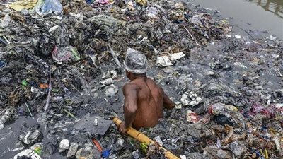 شاهد|| عمال النظافة يسبحون في مستنقعات القمامة بسبب كورونا في الهند