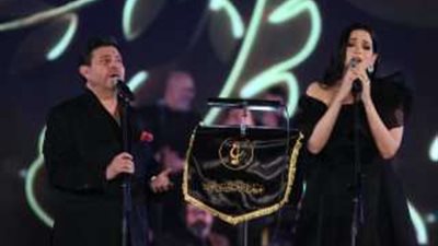 جبتي ميكروفونك معاكي؟ هاني شاكر يمازح المغنية الشابة نانسي جمال