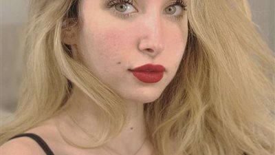 هنا الزاهد تهدي تامر حسني جائزتها من مهرجان الفضائيات العربية