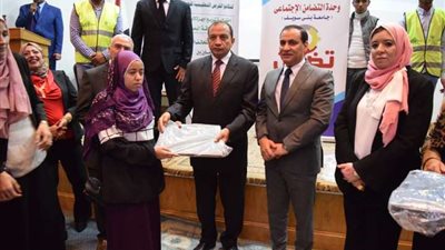 توزيع 51 لاب توب على أبناء كلية ذوي الاحتياجات الخاصة ببني سويف