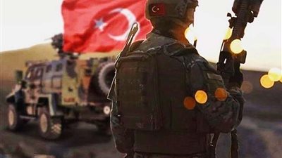 الجيش التركي يدفع تعزيزات عسكرية إلى محيط إدلب السورية