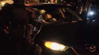 شاب يخنق شرطي أمريكي خلال مظاهرة في نيويورك