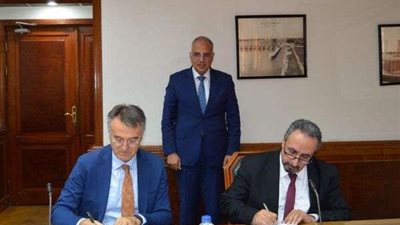 وزير الري يشهد توقيع إتفاق مشروع 