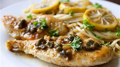 طريقة عمل بيكاتا الدجاج بالوايت صوص.. سهلة وبسيطة