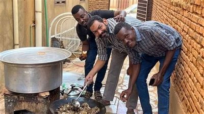 عريس يكسر العادات ويحول تكاليف زفافه لوجبات إطعام المرضى