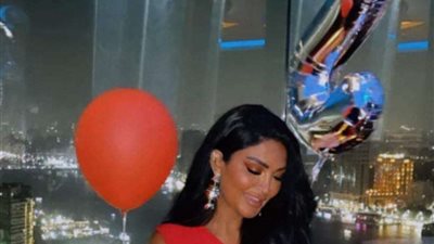 سالي عبد السلام تحتفل بعيد ميلادها بفستان أحمر