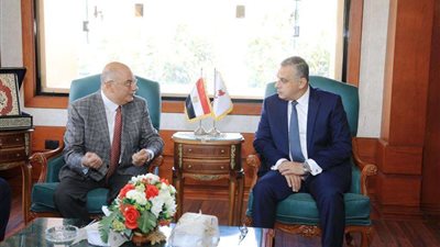 محافظ سوهاج يستقبل وفد الوكالة الأمريكية للتنمية الدولية