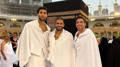 ثلاثي يد الزمالك يؤدون مناسك العمرة عقب كأس العالم