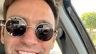 يوم عظيم.. أحمد شامي يطل من سيارته في أحدث ظهور له