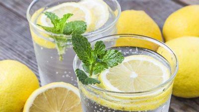 أهمية تناول كوب من الماء بالليمون على الريق