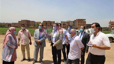 محافظ المنوفية يتفقد أعمال تخطيط شوارع العاصمة ويكافئ أحد عمال النظافة