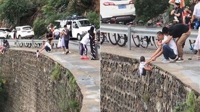 بالفيديو.. رجل يغامر بحياة نجله من أجل التقاط صورة