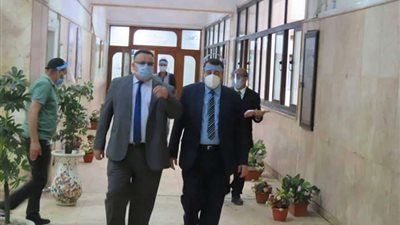 نائب رئيس جامعة الإسكندرية يتفقد أولى امتحانات مجمع العلوم الإنسانية