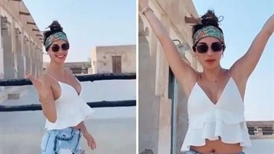 بملابس فاضحة.. قطر تسمح لعارضة أزياء بالرقص داخل المساجد 