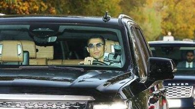 رونالدو يصل مقر اليونايتد لبدء محادثات المواجهة مع تين هاج وحسم مستقبله