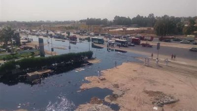 لحظات ما قبل الكارثة.. الطريق مغطى بالبترول والماسورة تتحول إلى نافورة.. فيديو