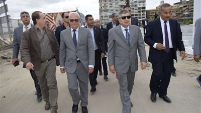 محافظ بورسعيد ورئيس هيئة قناة السويس يتفقدان ساحة مصر بحي الشرق