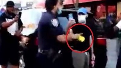 شاهد|| شرطي أمريكي يصعق شاب ذو بشرة سمراء بالكهرباء