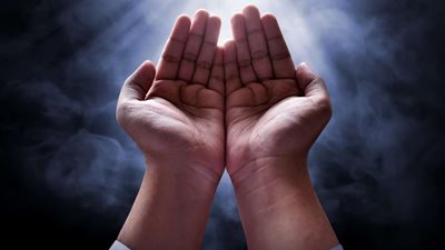 الإفتاء توضح حكم رفع اليدين عند الدعاء وكيفيته