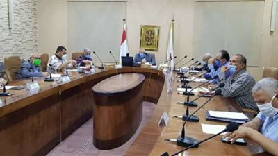 لجان لحصر الأراضي التي تروي بالغمر لتحديد آليه تحويلها إلي ري حديث فى الوادى الجديد