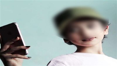 طفلة تثير الجدل بإعلانها عن منتج جنسي ومطالبات بمحاسبة أهلها