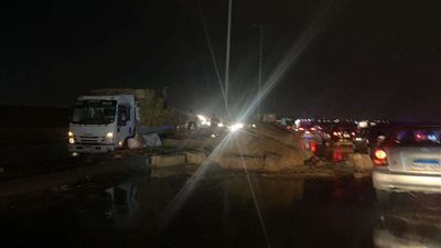 بسبب الأمطار.. أنقلاب سيارة نقل أعلى الطريق الدائرى بدون إصابات | صور