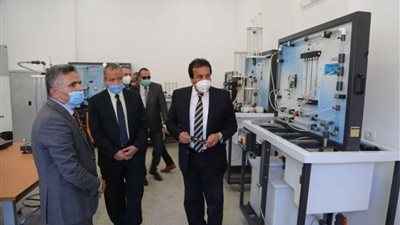 وزير التعليم العالي يتفقد المباني والتوسعات الجديدة بجامعة السويس