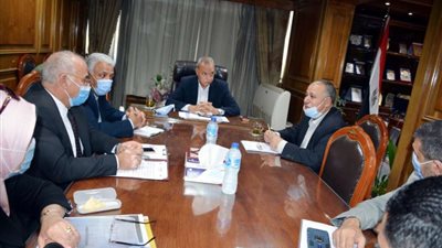 محافظ القليوبية يعقد اجتماعا لبحث آليات تطبيق نظم الري الحديثة