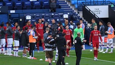 منصة التتويج لليفربول في مباراة تشيلسي احتفالاً بالدوري الإنجليزي