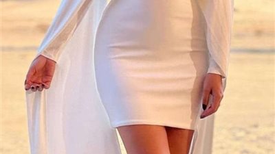 بفستان جريء.. دره تستعرض أناقتها وسط الصحراء