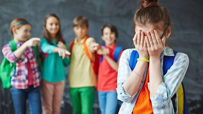 أستاذ قانون جنائي يكشف عقوبة التنمر ضد من هم دون 18 عاما