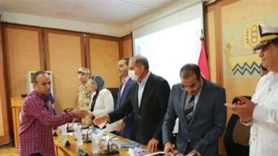 محافظ كفر الشيخ يكرم 17 عامل نظافة لتميزهم في أداء عملهم