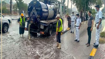 رجال الشرطة يقدمون العون للتخلص من آثار مياه الأمطار