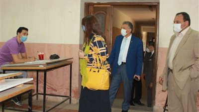 نائب رئيس جامعة بنها تتفقد امتحانات كلية الهندسة