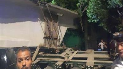 تحطم 4 سيارات بسبب انزلاق جسم كوبري من على مقطورة بالدقي